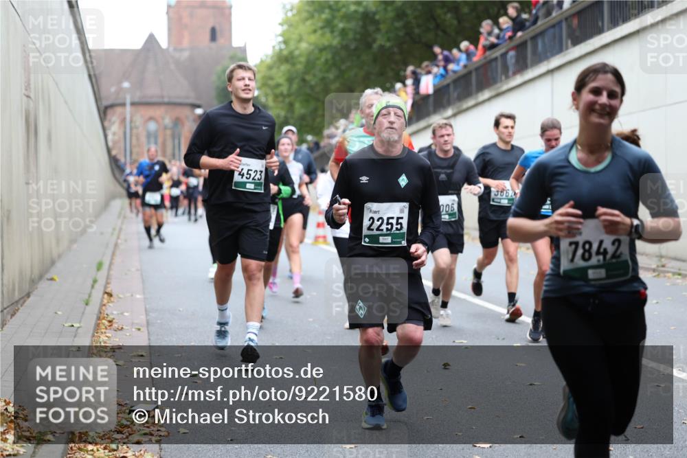 05.10.2025 - 20. swb-Marathon Bremen Michael Strokosch http://msf.ph/oto/9221580 05.10.2025 12:55:39 Laufen 4523, 2255, 3662, 006, 7842 meine-sportfotos.de