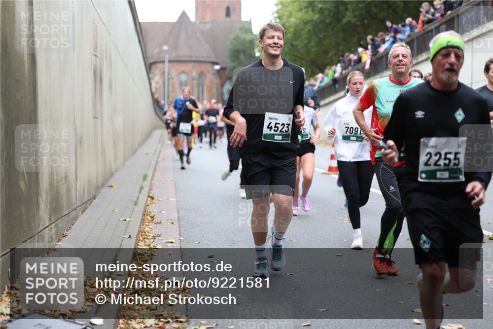 05.10.2025 - 20. swb-Marathon Bremen Michael Strokosch http://msf.ph/oto/9221581 05.10.2025 12:55:39 Laufen 4523, 709, 2255 meine-sportfotos.de