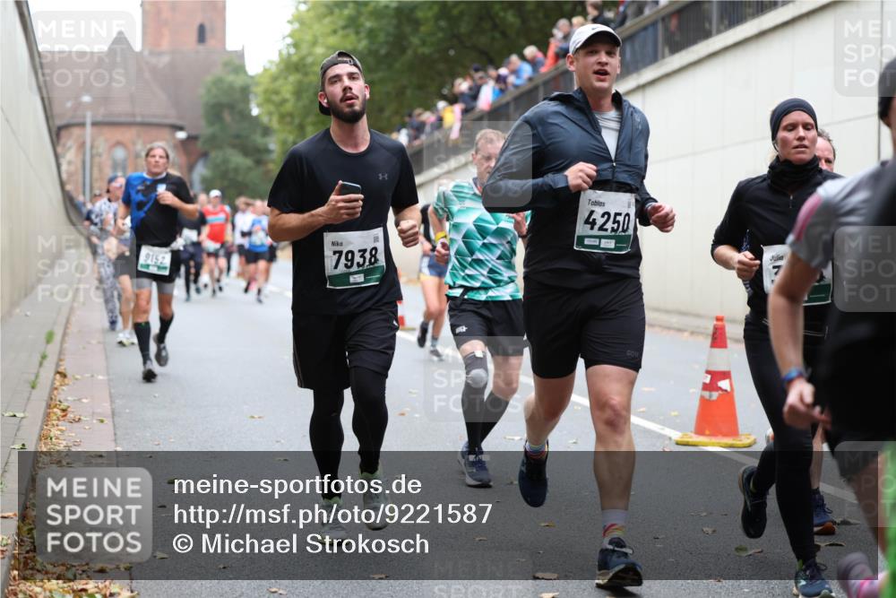 05.10.2025 - 20. swb-Marathon Bremen Michael Strokosch http://msf.ph/oto/9221587 05.10.2025 12:55:42 Laufen 9152, 7938, 4250 meine-sportfotos.de