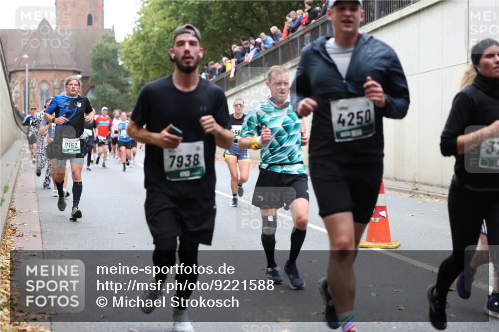 05.10.2025 - 20. swb-Marathon Bremen Michael Strokosch http://msf.ph/oto/9221588 05.10.2025 12:55:43 Laufen 9152, 7938, 456, 4250, 32 meine-sportfotos.de