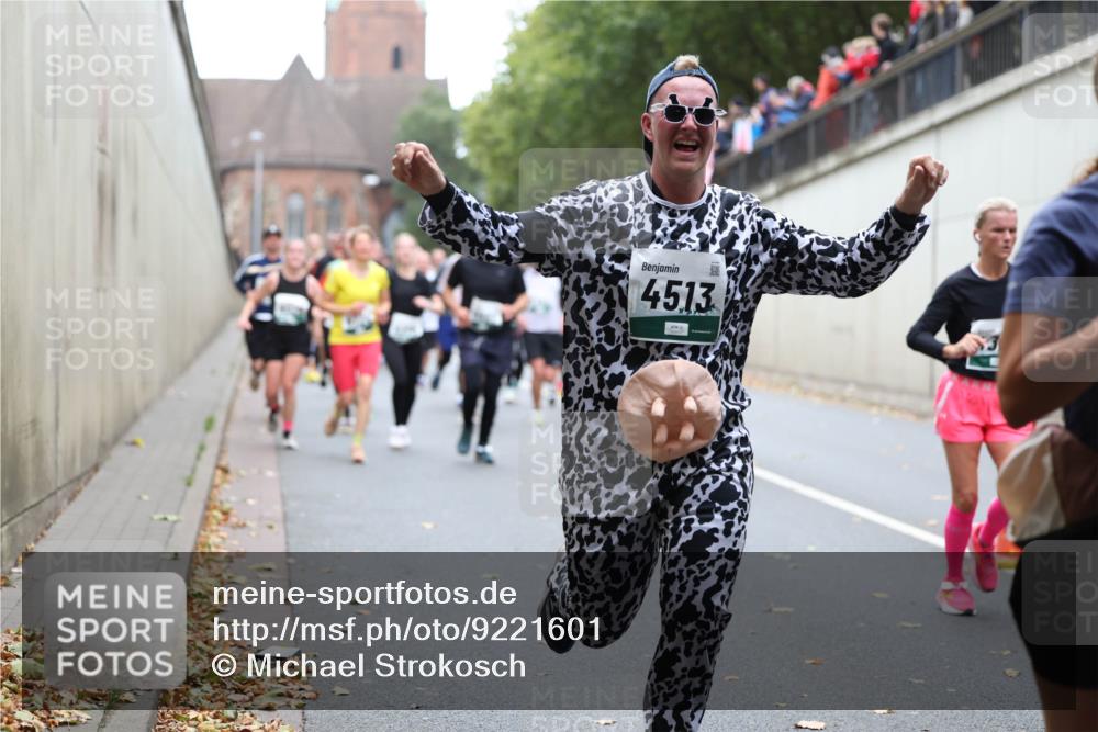05.10.2025 - 20. swb-Marathon Bremen Michael Strokosch http://msf.ph/oto/9221601 05.10.2025 12:55:47 Laufen 4513 meine-sportfotos.de