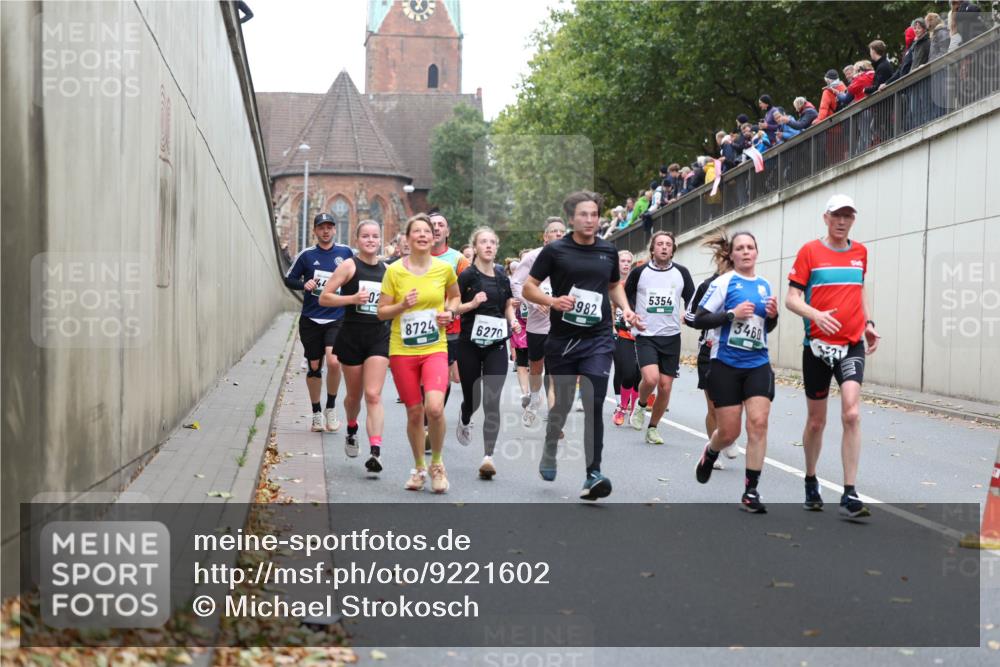 05.10.2025 - 20. swb-Marathon Bremen Michael Strokosch http://msf.ph/oto/9221602 05.10.2025 12:55:48 Laufen 5354, 982, 02, 3460, 8724, 6270 meine-sportfotos.de