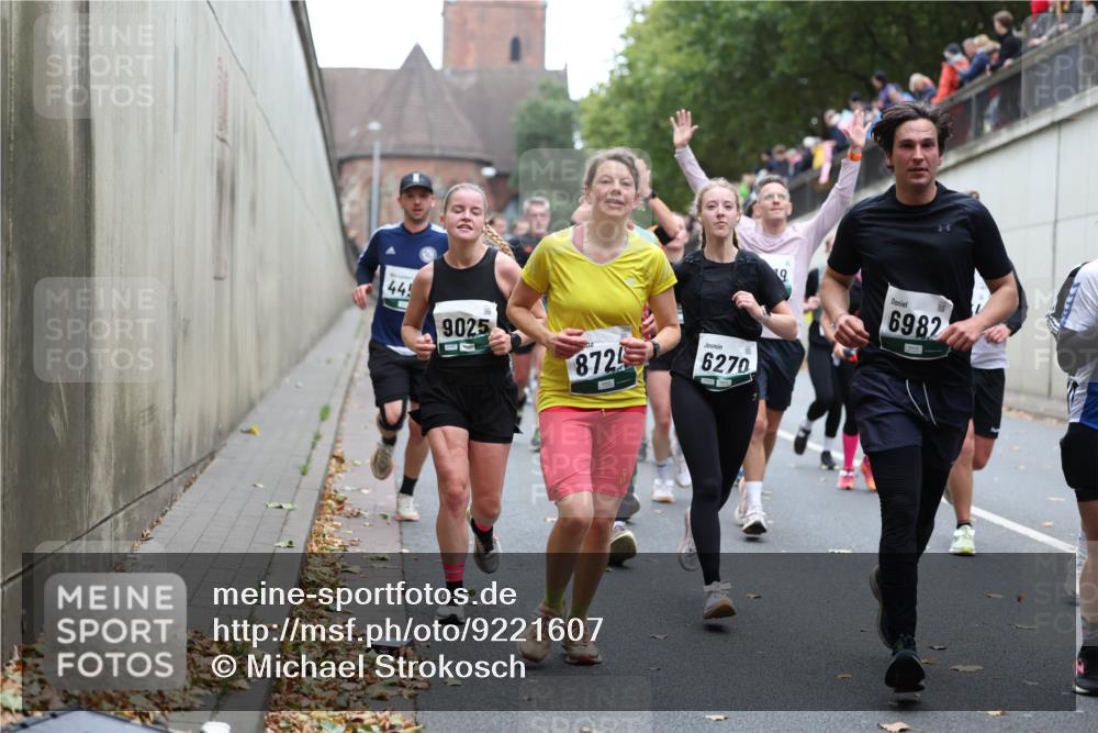 05.10.2025 - 20. swb-Marathon Bremen Michael Strokosch http://msf.ph/oto/9221607 05.10.2025 12:55:50 Laufen 44, 9025, 8725, 6270, 9, 6982 meine-sportfotos.de