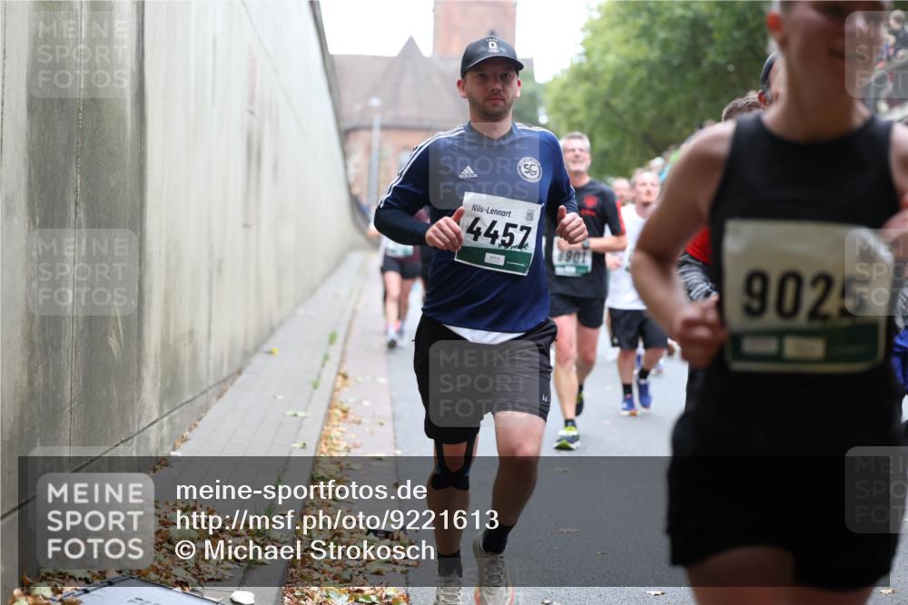 05.10.2025 - 20. swb-Marathon Bremen Michael Strokosch http://msf.ph/oto/9221613 05.10.2025 12:55:52 Laufen 4457, 8901, 9025 meine-sportfotos.de