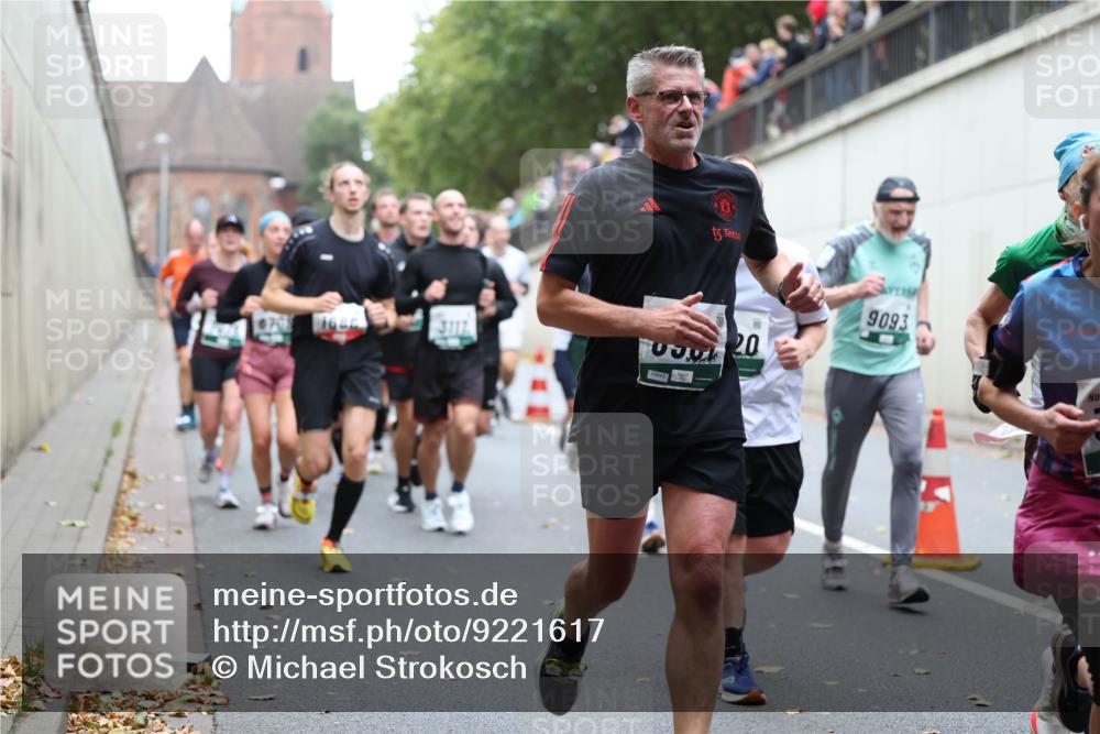 05.10.2025 - 20. swb-Marathon Bremen Michael Strokosch http://msf.ph/oto/9221617 05.10.2025 12:55:54 Laufen 670, 1686, 3117, 09845, 13, 20, 9093 meine-sportfotos.de