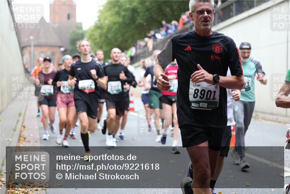 05.10.2025 - 20. swb-Marathon Bremen Michael Strokosch http://msf.ph/oto/9221618 05.10.2025 12:55:54 Laufen 1685, 8901, 09845, 83 meine-sportfotos.de