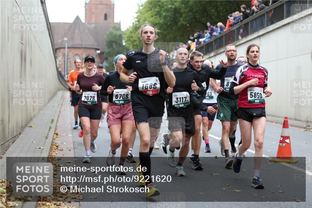 05.10.2025 - 20. swb-Marathon Bremen Michael Strokosch http://msf.ph/oto/9221620 05.10.2025 12:55:55 Laufen 7079, 6708, 1686, 3117, 69, 5850 meine-sportfotos.de