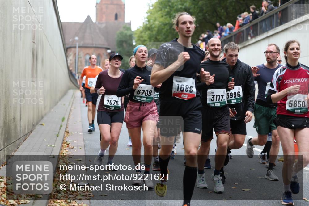 05.10.2025 - 20. swb-Marathon Bremen Michael Strokosch http://msf.ph/oto/9221621 05.10.2025 12:55:55 Laufen 7079, 6708, 1686, 3117, 3996, 2, 5850 meine-sportfotos.de