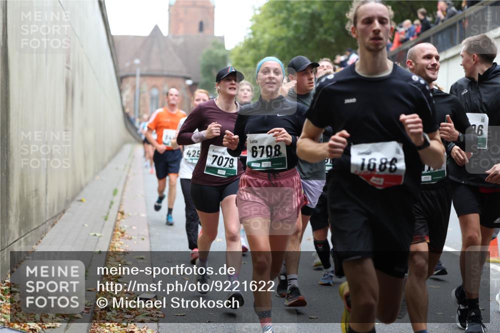 05.10.2025 - 20. swb-Marathon Bremen Michael Strokosch http://msf.ph/oto/9221622 05.10.2025 12:55:56 Laufen 425, 7079, 6708, 1686, 26, 1 meine-sportfotos.de