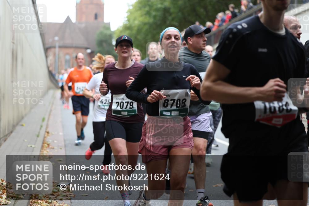 05.10.2025 - 20. swb-Marathon Bremen Michael Strokosch http://msf.ph/oto/9221624 05.10.2025 12:55:56 Laufen 425, 7079, 6708, 05205, 1686 meine-sportfotos.de