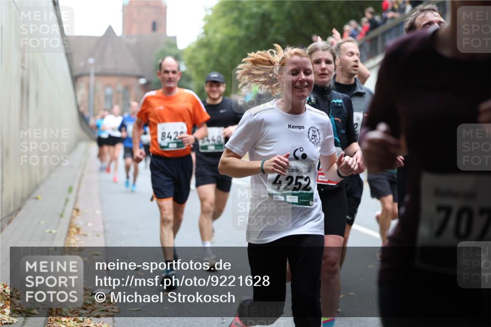 05.10.2025 - 20. swb-Marathon Bremen Michael Strokosch http://msf.ph/oto/9221628 05.10.2025 12:55:58 Laufen 842, 5440, 4252, 707 meine-sportfotos.de