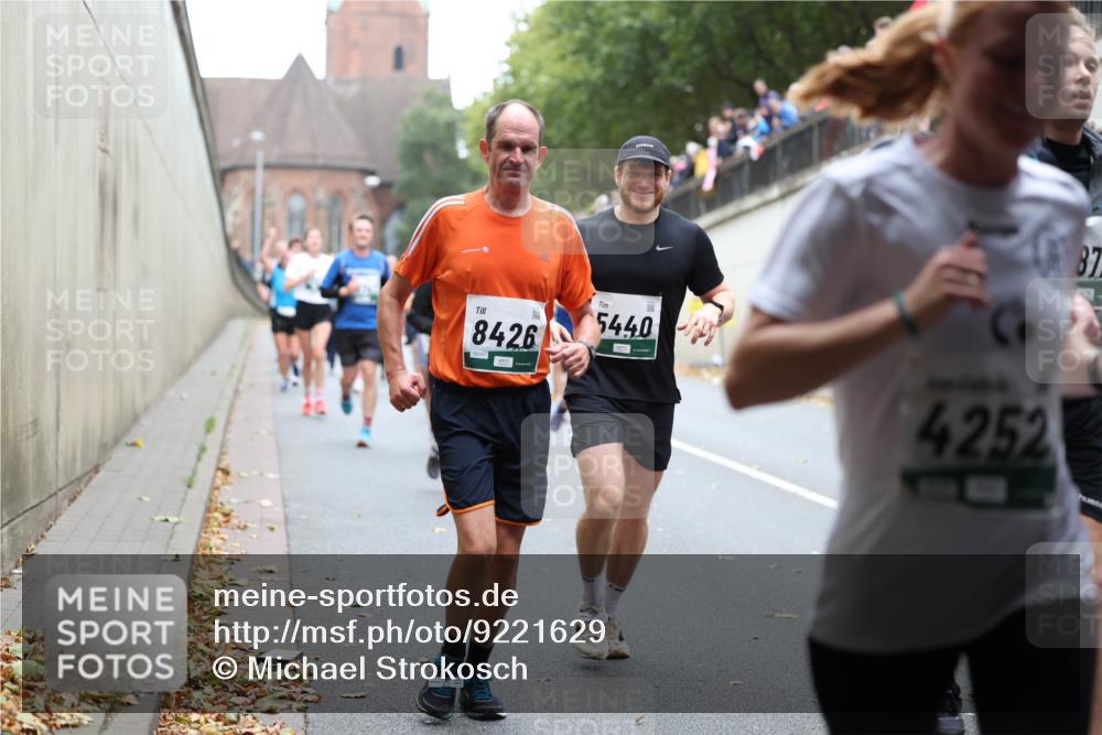 05.10.2025 - 20. swb-Marathon Bremen Michael Strokosch http://msf.ph/oto/9221629 05.10.2025 12:55:58 Laufen 87, 8426, 5440, 4252 meine-sportfotos.de
