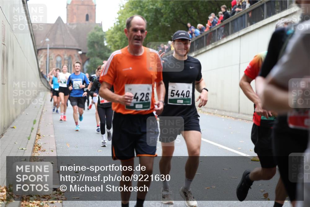05.10.2025 - 20. swb-Marathon Bremen Michael Strokosch http://msf.ph/oto/9221630 05.10.2025 12:55:58 Laufen 574, 426, 5440 meine-sportfotos.de