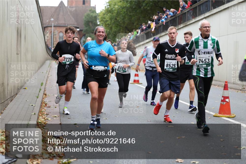 05.10.2025 - 20. swb-Marathon Bremen Michael Strokosch http://msf.ph/oto/9221646 05.10.2025 12:56:04 Laufen 7778, 10, 6084, 17, 8529, 7453 meine-sportfotos.de