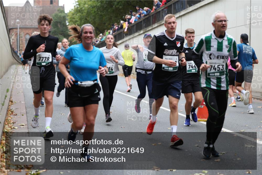 05.10.2025 - 20. swb-Marathon Bremen Michael Strokosch http://msf.ph/oto/9221649 05.10.2025 12:56:05 Laufen 7778, 84, 3, 744, 2, 7453 meine-sportfotos.de