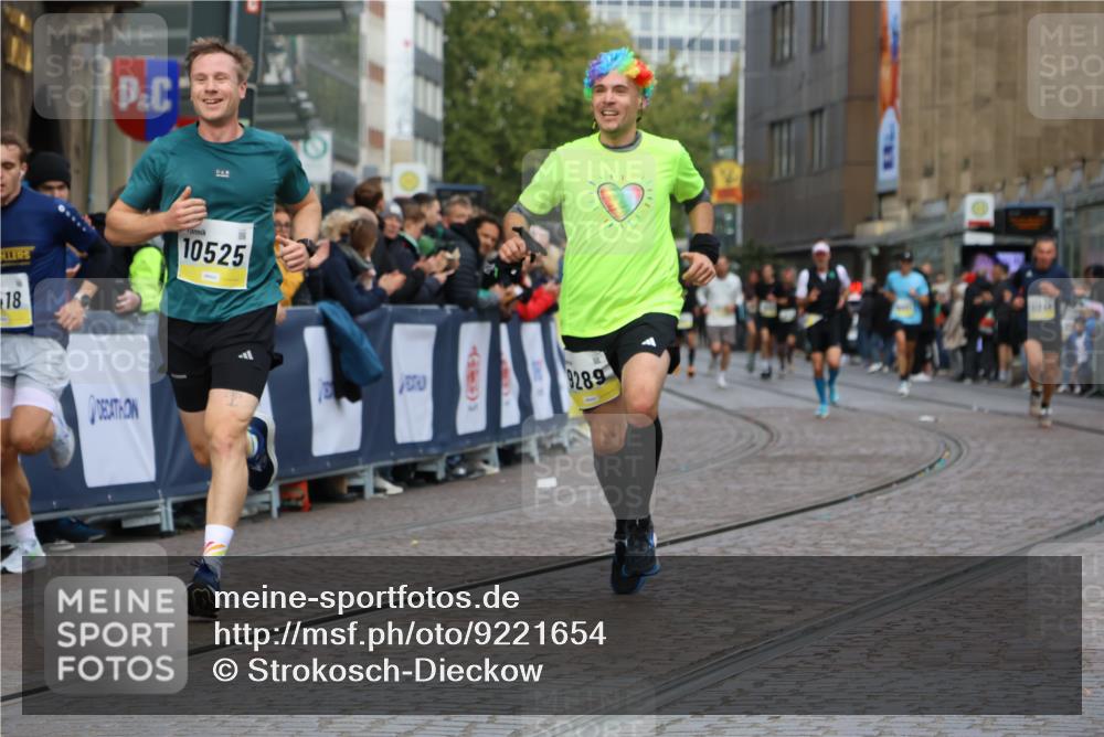 05.10.2025 - 20. swb-Marathon Bremen Strokosch-Dieckow http://msf.ph/oto/9221654 05.10.2025 10:39:36 Ziel 9289, 9671, 10525, 11349, 11418, 11474 meine-sportfotos.de
