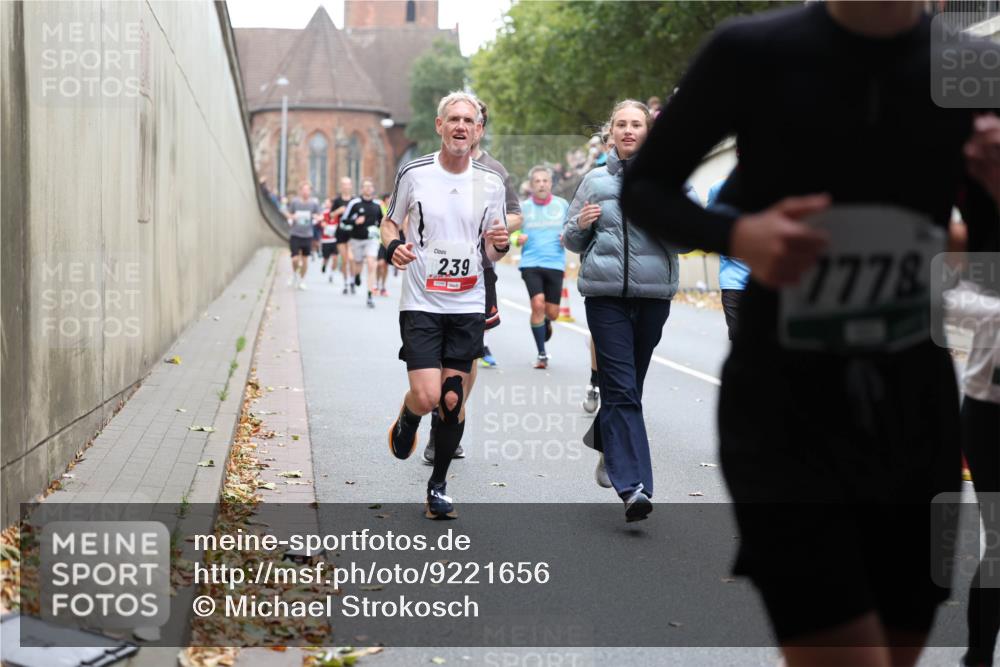 05.10.2025 - 20. swb-Marathon Bremen Michael Strokosch http://msf.ph/oto/9221656 05.10.2025 12:56:06 Laufen 239, 7778 meine-sportfotos.de