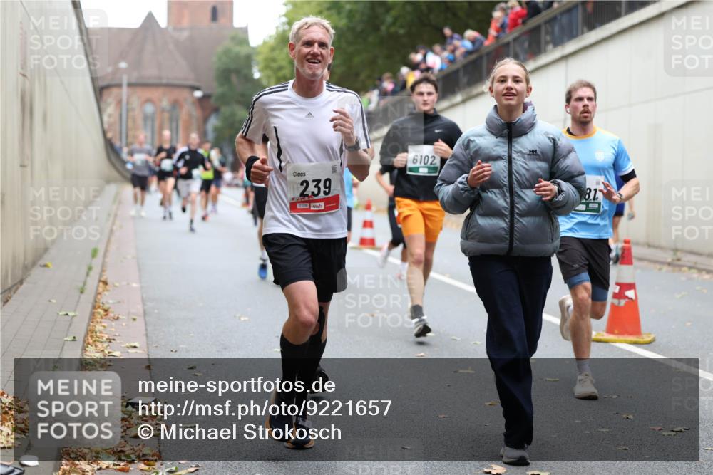 05.10.2025 - 20. swb-Marathon Bremen Michael Strokosch http://msf.ph/oto/9221657 05.10.2025 12:56:07 Laufen 239, 01236, 6102, 8, 1 meine-sportfotos.de