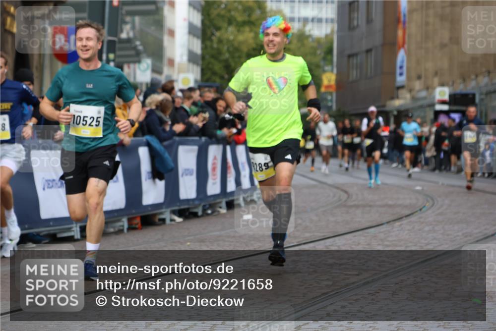 05.10.2025 - 20. swb-Marathon Bremen Strokosch-Dieckow http://msf.ph/oto/9221658 05.10.2025 10:39:36 Ziel 9289, 9671, 10525, 11349, 11418, 11474 meine-sportfotos.de