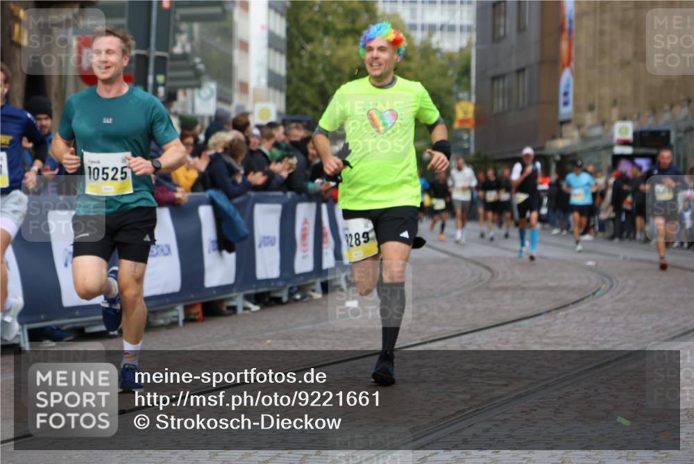 05.10.2025 - 20. swb-Marathon Bremen Strokosch-Dieckow http://msf.ph/oto/9221661 05.10.2025 10:39:36 Ziel 9289, 9671, 10525, 11349, 11418, 11474 meine-sportfotos.de