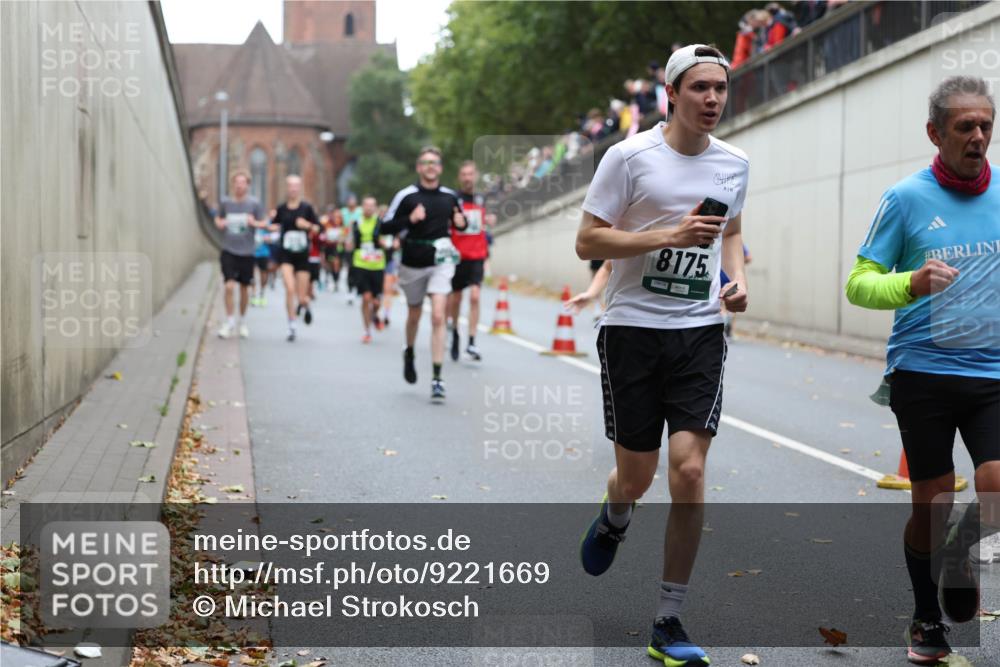 05.10.2025 - 20. swb-Marathon Bremen Michael Strokosch http://msf.ph/oto/9221669 05.10.2025 12:56:10 Laufen 8175 meine-sportfotos.de