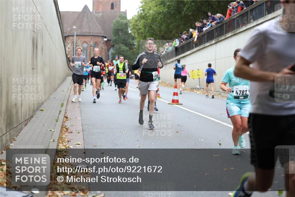 05.10.2025 - 20. swb-Marathon Bremen Michael Strokosch http://msf.ph/oto/9221672 05.10.2025 12:56:11 Laufen 4230, 7715, 300, 4782 meine-sportfotos.de