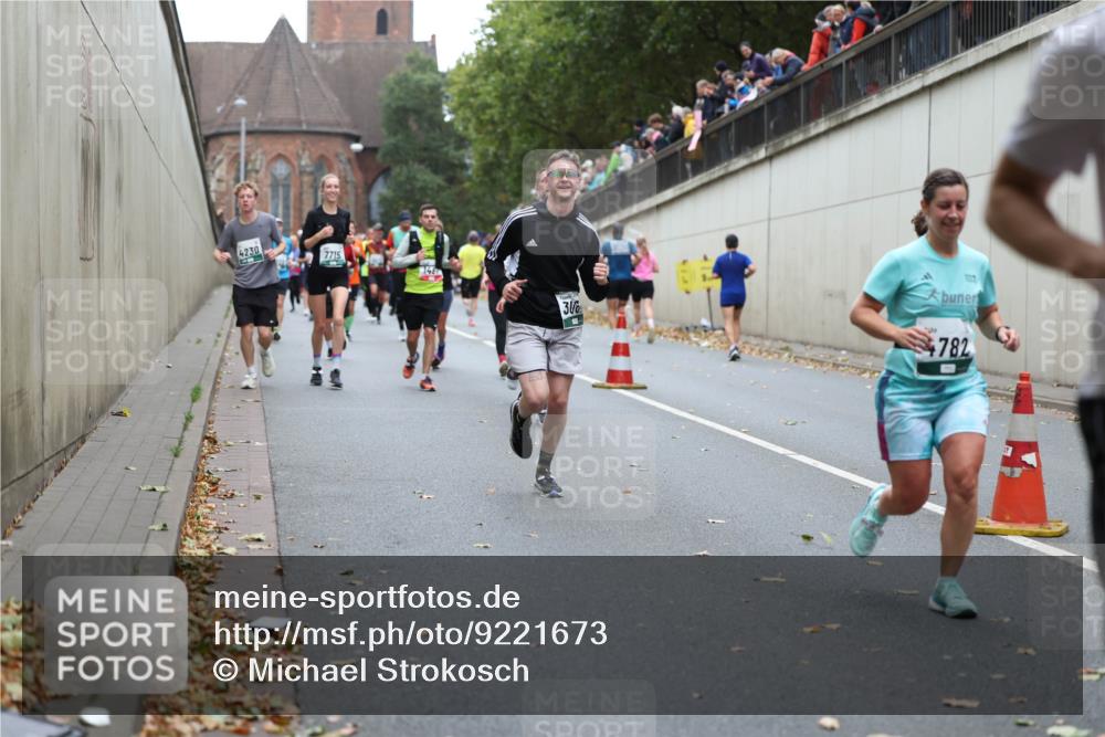 05.10.2025 - 20. swb-Marathon Bremen Michael Strokosch http://msf.ph/oto/9221673 05.10.2025 12:56:11 Laufen 4230, 7715, 300, 4782 meine-sportfotos.de