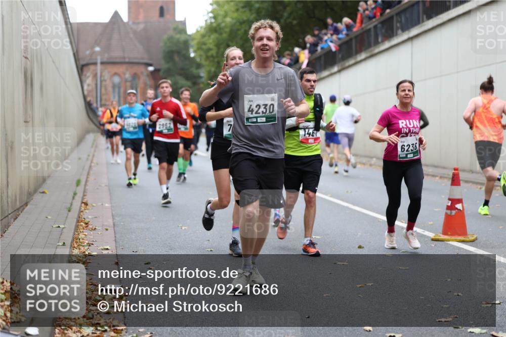 05.10.2025 - 20. swb-Marathon Bremen Michael Strokosch http://msf.ph/oto/9221686 05.10.2025 12:56:15 Laufen 2952, 7, 4230, 146, 6236 meine-sportfotos.de