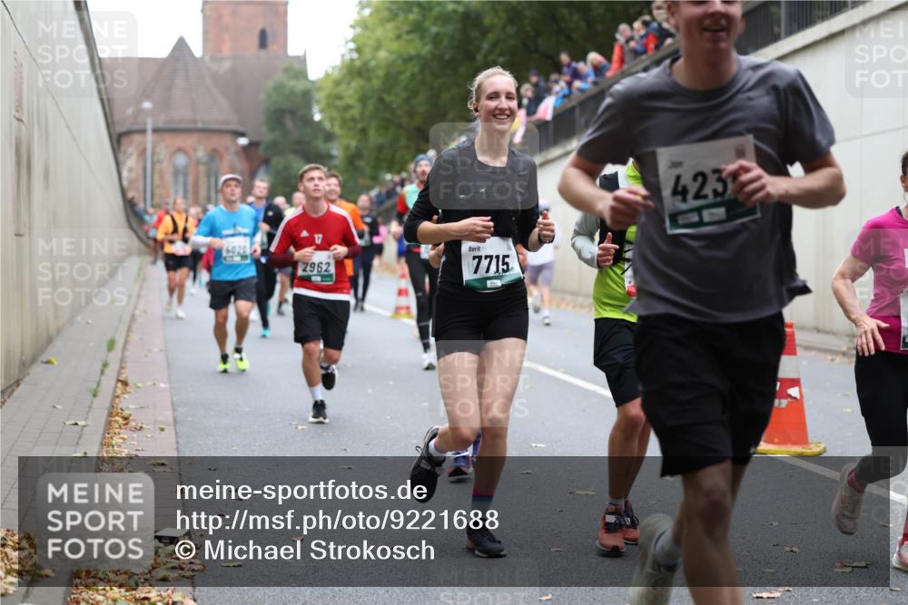 05.10.2025 - 20. swb-Marathon Bremen Michael Strokosch http://msf.ph/oto/9221688 05.10.2025 12:56:16 Laufen 6020, 2962, 7715, 423 meine-sportfotos.de