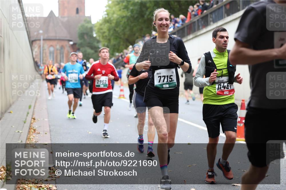 05.10.2025 - 20. swb-Marathon Bremen Michael Strokosch http://msf.ph/oto/9221690 05.10.2025 12:56:17 Laufen 6020, 2962, 7715, 1146 meine-sportfotos.de