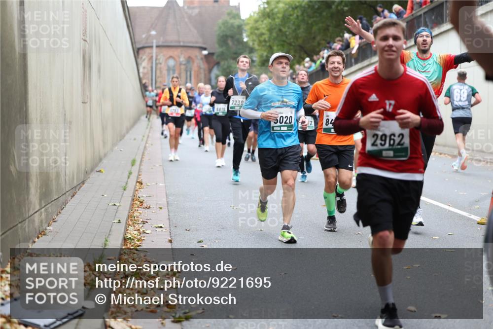 05.10.2025 - 20. swb-Marathon Bremen Michael Strokosch http://msf.ph/oto/9221695 05.10.2025 12:56:19 Laufen 7230, 6819, 020, 2, 69, 17, 84, 2962 meine-sportfotos.de