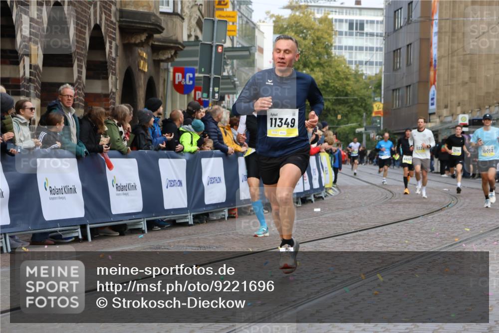 05.10.2025 - 20. swb-Marathon Bremen Strokosch-Dieckow http://msf.ph/oto/9221696 05.10.2025 10:39:45 Ziel 9922, 10052, 10171, 10175, 10176, 10753, 11335, 11349 meine-sportfotos.de