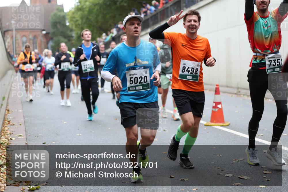 05.10.2025 - 20. swb-Marathon Bremen Michael Strokosch http://msf.ph/oto/9221701 05.10.2025 12:56:20 Laufen 7230, 5020, 05940, 8498, 735 meine-sportfotos.de