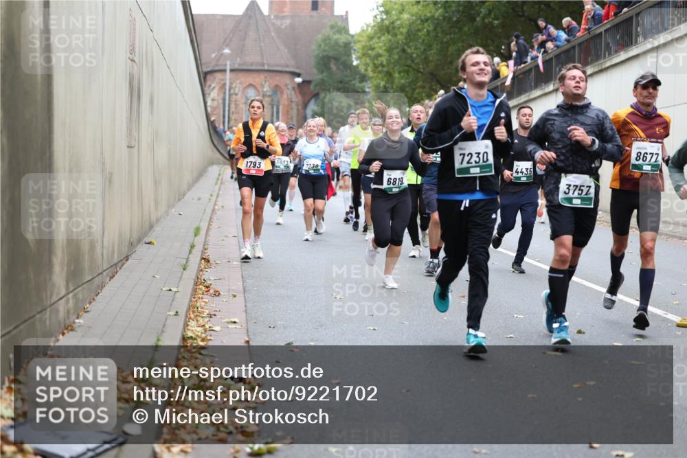 05.10.2025 - 20. swb-Marathon Bremen Michael Strokosch http://msf.ph/oto/9221702 05.10.2025 12:56:21 Laufen 7230, 8677, 5033, 1793, 7238, 4435, 68, 19, 3757 meine-sportfotos.de