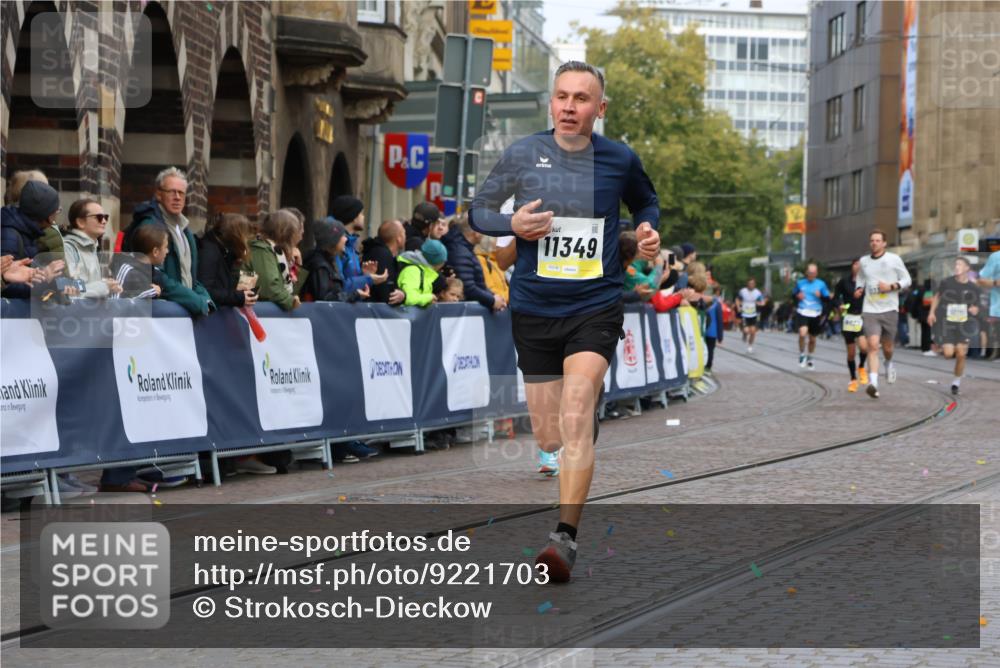 05.10.2025 - 20. swb-Marathon Bremen Strokosch-Dieckow http://msf.ph/oto/9221703 05.10.2025 10:39:45 Ziel 9922, 10052, 10171, 10175, 10176, 10753, 11335, 11349 meine-sportfotos.de