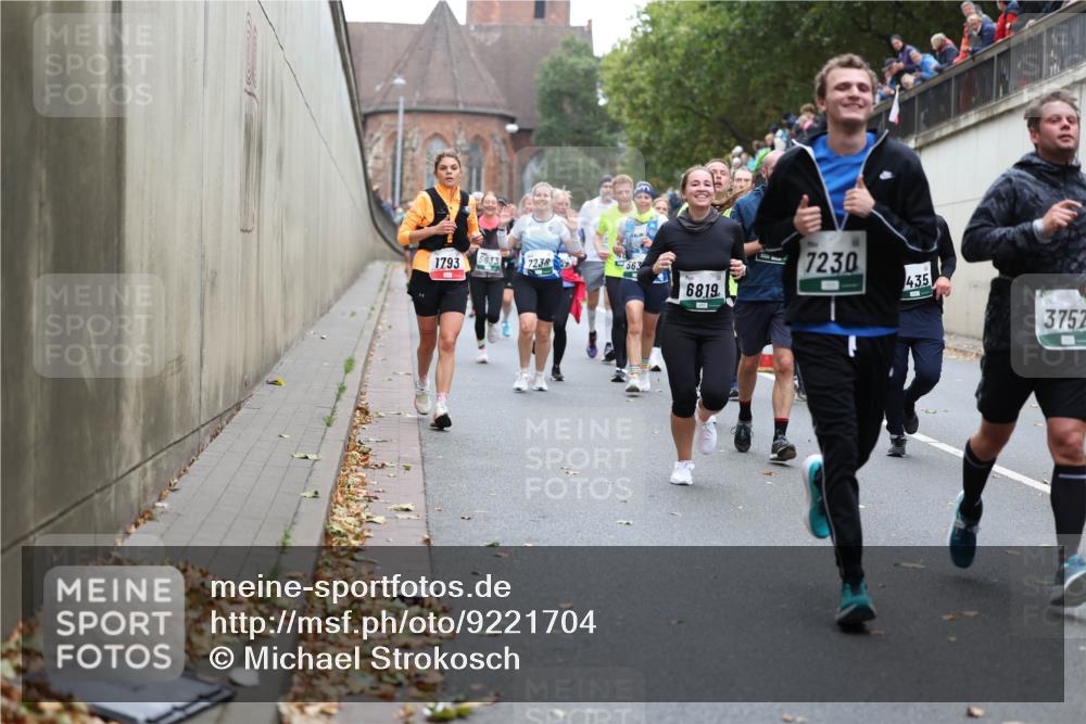 05.10.2025 - 20. swb-Marathon Bremen Michael Strokosch http://msf.ph/oto/9221704 05.10.2025 12:56:21 Laufen 1793, 5033, 7238, 7230, 563, 435, 68, 19, 3752 meine-sportfotos.de