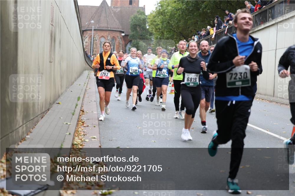 05.10.2025 - 20. swb-Marathon Bremen Michael Strokosch http://msf.ph/oto/9221705 05.10.2025 12:56:21 Laufen 1793, 33, 7238, 20, 5637, 7230, 6819 meine-sportfotos.de