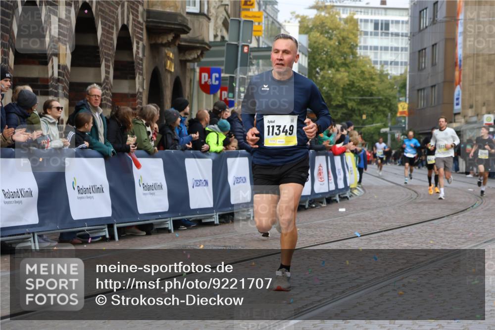 05.10.2025 - 20. swb-Marathon Bremen Strokosch-Dieckow http://msf.ph/oto/9221707 05.10.2025 10:39:45 Ziel 9922, 10052, 10171, 10175, 10176, 10753, 11335, 11349 meine-sportfotos.de