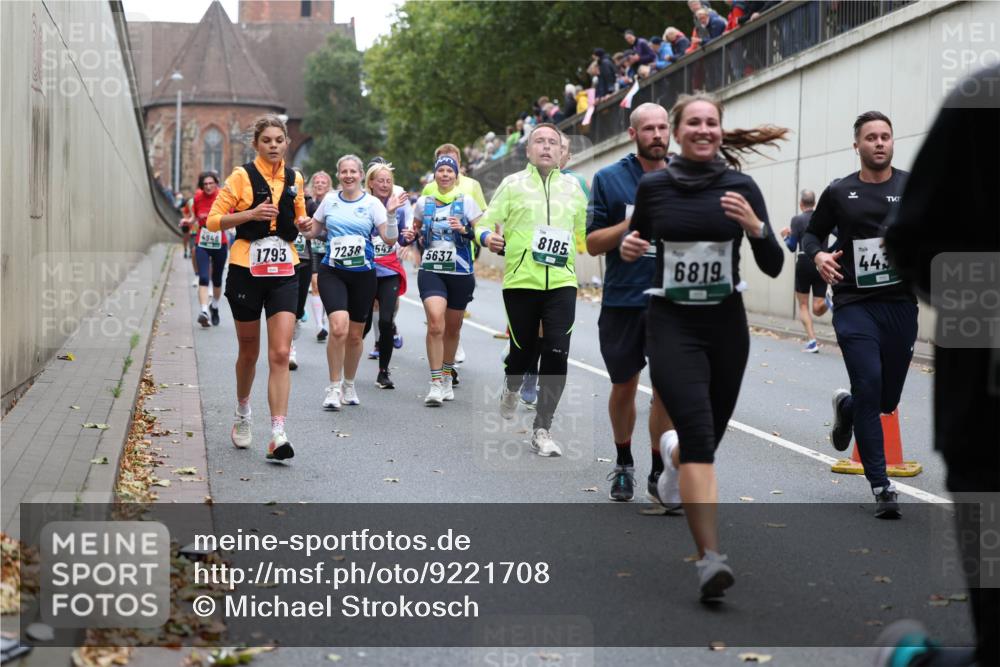 05.10.2025 - 20. swb-Marathon Bremen Michael Strokosch http://msf.ph/oto/9221708 05.10.2025 12:56:22 Laufen 4946, 1793, 7238, 555637, 8185, 443, 6819 meine-sportfotos.de