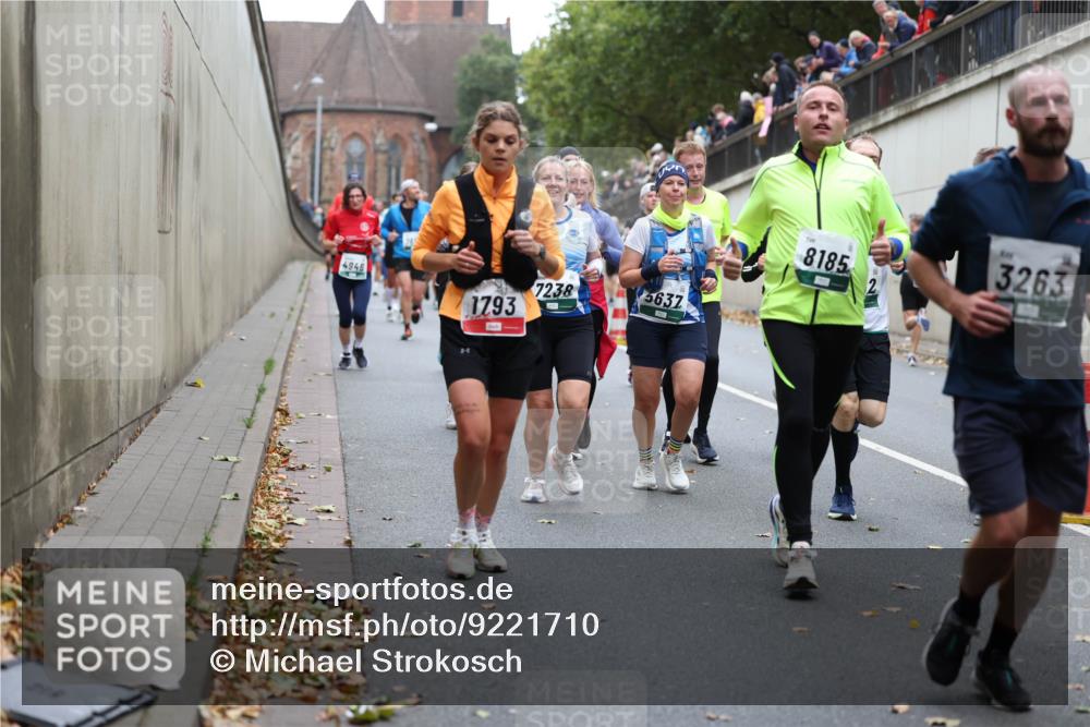 05.10.2025 - 20. swb-Marathon Bremen Michael Strokosch http://msf.ph/oto/9221710 05.10.2025 12:56:23 Laufen 4946, 7238, 5637, 1793, 8185, 3263 meine-sportfotos.de