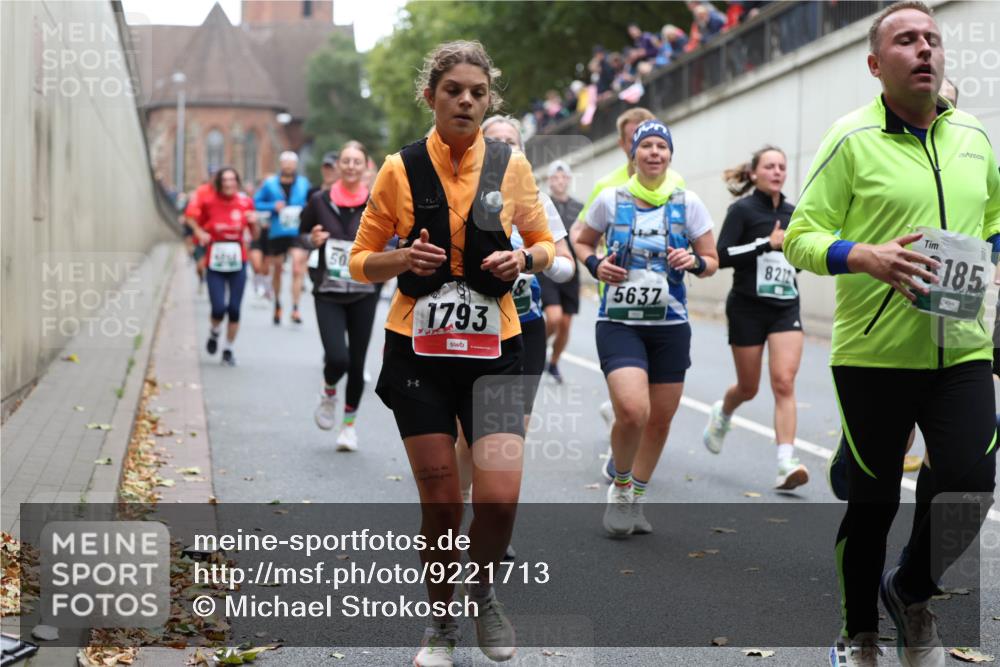 05.10.2025 - 20. swb-Marathon Bremen Michael Strokosch http://msf.ph/oto/9221713 05.10.2025 12:56:24 Laufen 50, 1793, 5637, 8212, 185, 212 meine-sportfotos.de