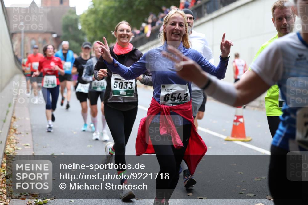05.10.2025 - 20. swb-Marathon Bremen Michael Strokosch http://msf.ph/oto/9221718 05.10.2025 12:56:26 Laufen 5033, 6547, 9127, 3131 meine-sportfotos.de