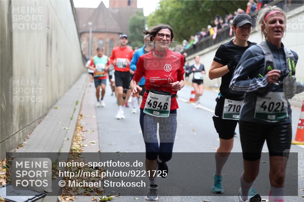 05.10.2025 - 20. swb-Marathon Bremen Michael Strokosch http://msf.ph/oto/9221725 05.10.2025 12:56:28 Laufen 4946, 4021, 710 meine-sportfotos.de
