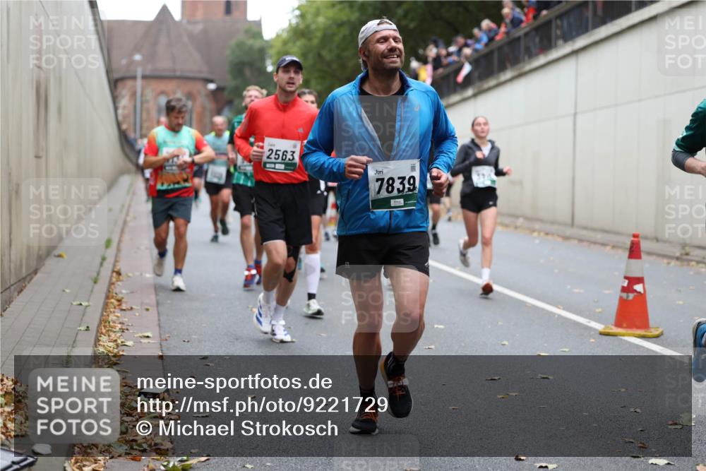 05.10.2025 - 20. swb-Marathon Bremen Michael Strokosch http://msf.ph/oto/9221729 05.10.2025 12:56:30 Laufen 2563, 7839 meine-sportfotos.de