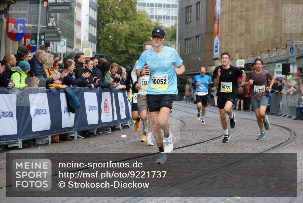 05.10.2025 - 20. swb-Marathon Bremen Strokosch-Dieckow http://msf.ph/oto/9221737 05.10.2025 10:39:49 Ziel 9213, 9922, 10052, 10171, 10175, 10176, 10753, 11335 meine-sportfotos.de