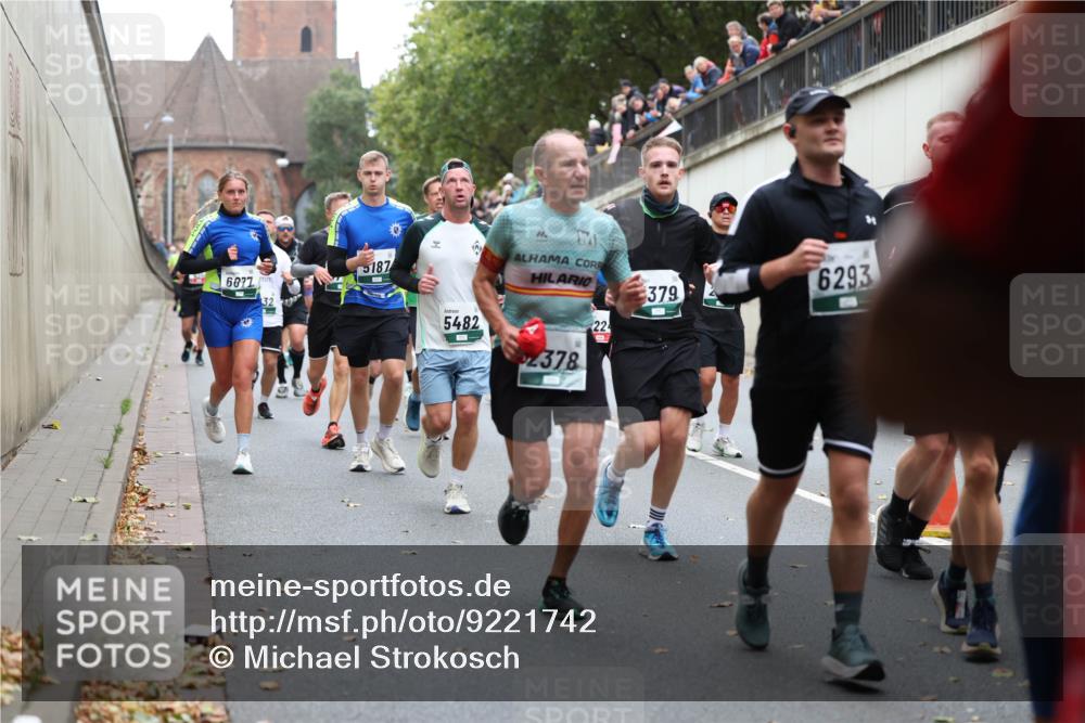05.10.2025 - 20. swb-Marathon Bremen Michael Strokosch http://msf.ph/oto/9221742 05.10.2025 12:56:34 Laufen 5187, 6877, 32, 5482, 2378, 379, 6293, 22 meine-sportfotos.de