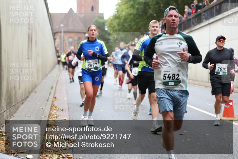 05.10.2025 - 20. swb-Marathon Bremen Michael Strokosch http://msf.ph/oto/9221747 05.10.2025 12:56:35 Laufen 6877, 5482, 2616 meine-sportfotos.de
