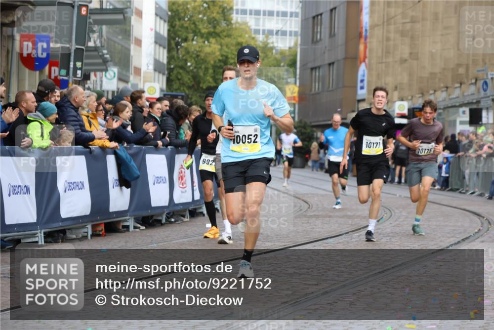 05.10.2025 - 20. swb-Marathon Bremen Strokosch-Dieckow http://msf.ph/oto/9221752 05.10.2025 10:39:49 Ziel 9213, 9922, 10052, 10171, 10175, 10176, 10753, 11335 meine-sportfotos.de