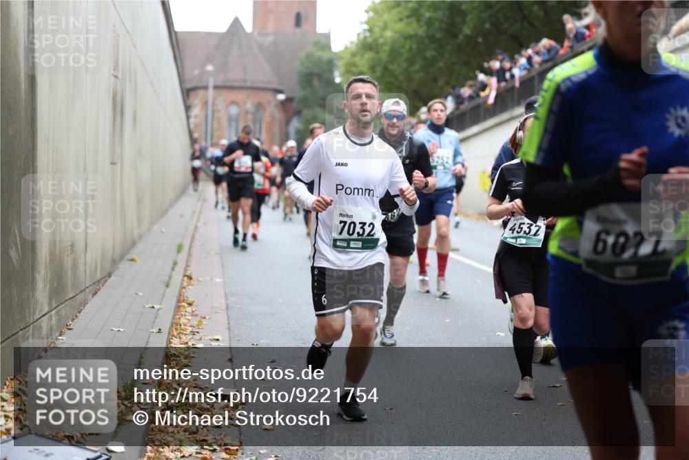 05.10.2025 - 20. swb-Marathon Bremen Michael Strokosch http://msf.ph/oto/9221754 05.10.2025 12:56:37 Laufen 7032, 4537, 6077 meine-sportfotos.de