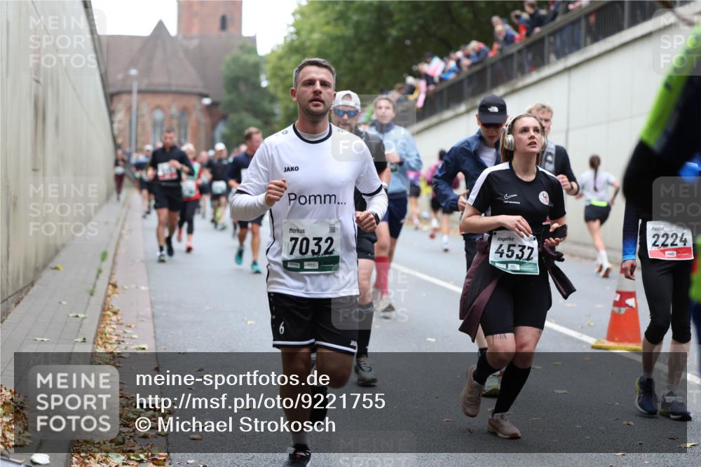 05.10.2025 - 20. swb-Marathon Bremen Michael Strokosch http://msf.ph/oto/9221755 05.10.2025 12:56:38 Laufen 6, 7032, 4537, 2224 meine-sportfotos.de